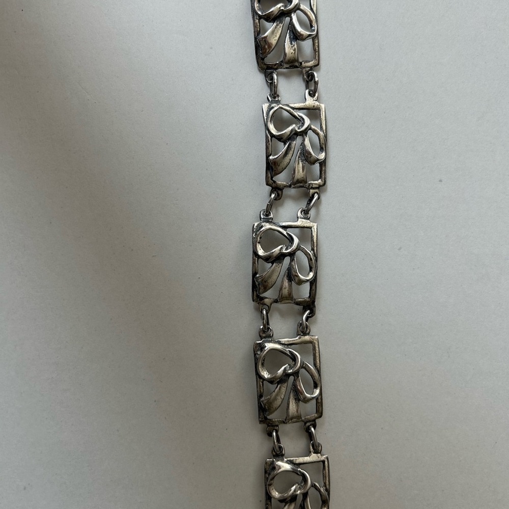 Elegant Silver Bracelet with Bow Design